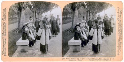 Küçük bir Amerikalı kızla birlikte görev çocukları, Canton, Çin, 1900 by Underwood and Underwood