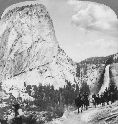 Bir patikadan Nevada Şelalesi ve Özgürlük Şapkası, Yosemite Vadisi, Kaliforniya, ABD, 1902 by Underwood and Underwood