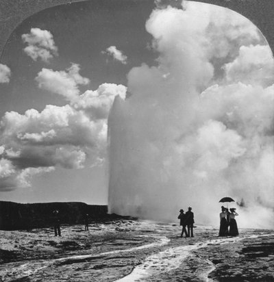 Old Faithful gayzer, Yellowstone Ulusal Parkı, ABD, 19. yüzyılın başlarında. by Underwood and Underwood