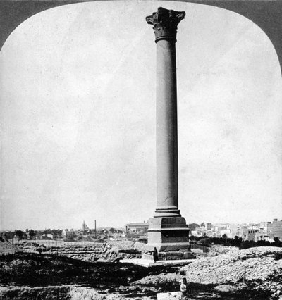 Pompey Sütunu, denizcilerin simgesi ve modern İskenderiye, Mısır, 1905. by Underwood and Underwood