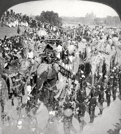 Prensler Büyük Devlet Girişinde, Durbar, Delhi, Hindistan. by Underwood and Underwood