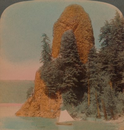 Rooster Rock, Columbia Nehri boyunca meraklı kaya oluşumu, Oregon, 1902. Sanatçılar: Elmer Underwood, Bert Elias Underwood. by Underwood and Underwood