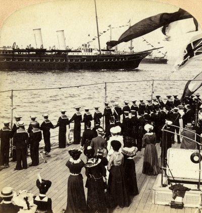 Royal Yacht, HMS Nile zırhlısını geçerken, Coronation Review, Spithead, Hampshire, 1902. by Underwood and Underwood