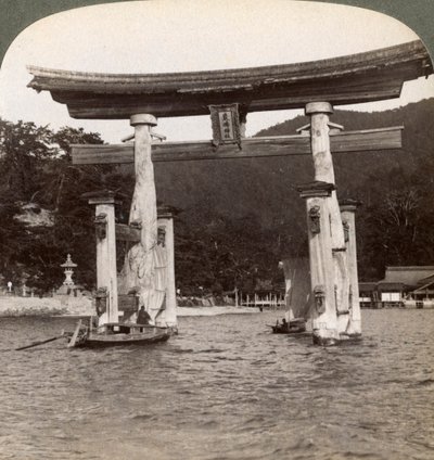 Denizden yükselen kutsal torii kapısı, Itsukushima Tapınağı, Miyajima Adası, Japonya, 1904 by Underwood and Underwood