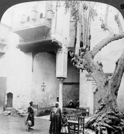 Zengin bir Cairenes evinin avlusundaki harem pencereleri, Kahire, Mısır, 1905. by Underwood and Underwood