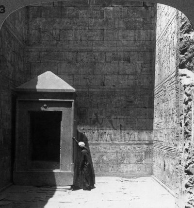 Kutsalların kutsalı ve ilahi görüntü için tapınak, Edfu Tapınağı, Mısır, 1905. by Underwood and Underwood