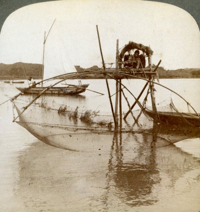 Denizin emekçisi, meraklı balık ağıyla, Matsushima körfezi, Japonya, 1904 by Underwood and Underwood