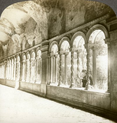 Manastırdaki bükülmüş sütunlar, Duvarların Dışında St Paul Bazilikası, Roma, İtalya. by Underwood and Underwood