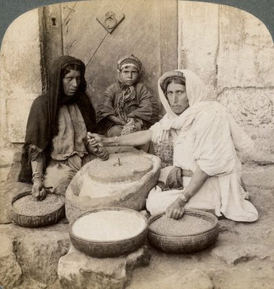 Değirmende öğüten kadınlar, Filistin, 1900. by Underwood and Underwood