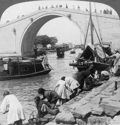 Woo Men Köprüsü ve Büyük İmparatorluk Kanalı, Soo-chow Suzhou, Çin, 1900. by Underwood and Underwood