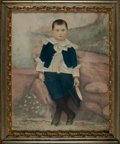 Süslü Mavi Takım Elbiseli Çocuk by Unidentified