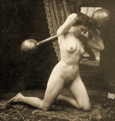 Çıplak Kadın Küre Halterle egzersiz yapıyor, c.1900 (sepya fotoğrafı) by Unknown
