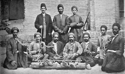Hapishane bahçesindeki mahkumlar ve gardiyanlar, Nahavand, İran, 1902 by Unknown
