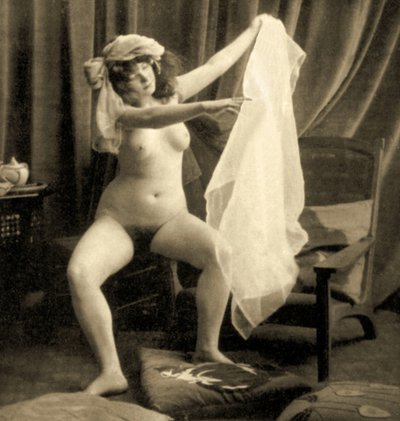 Türbanlı ve peçeli Oturan Kadın Çıplak, c.1900 (sepya fotoğrafı) by Unknown
