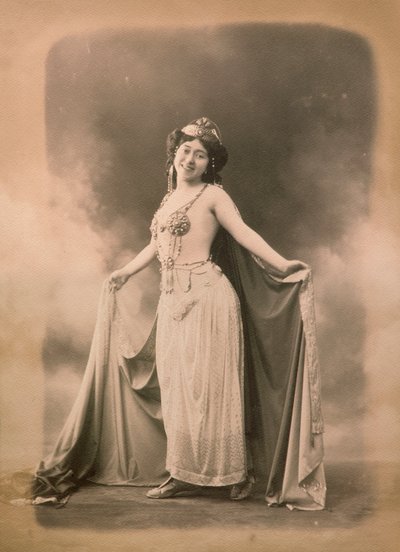 Doğu kostümlü Napoletan aktris Bayan Caracciolo by Unknown