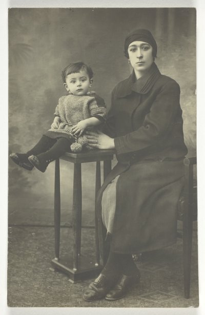 İsimsiz Kartpostal (Erkek Ayakta Olan Kadın) by Unknown