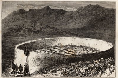Tahran (İran) yakınlarında çevresi 60 metre ve yüksekliği 5 metre olan büyük bir kule şeklinde bir guebra (veya Zerdüşt) mezarlığı; iç kısım, her biri tonozlara giriş olarak hizmet veren veya kemikler bırakılan maconnate kutularda düzenlenmiştir. by Unknown artist