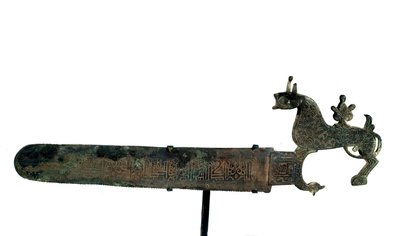 Yazıtların bıçak dekoru ile bronz testere. Hayvan şekilli sap by Unknown artist