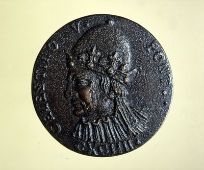 Celestin V (veya St. Peter Celestin) (1215 - 1296) taşınan papa. Roma Madalya Kabinesi Madalyası. by Unknown artist