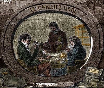 19. yüzyılda sansür: Eski Rejim altında, güvenlik nedeniyle özel yazışmaları incelemekle görevli olan hizmete “Kara Dolap” denir. 19. yüzyılın gravürü. by Unknown artist