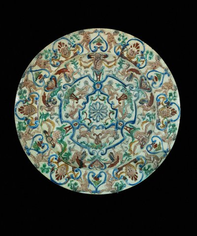 Grotesk süslemelerle bezeli fayans tabak ... by Unknown artist