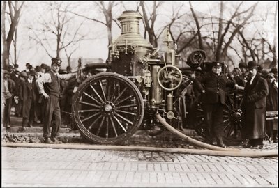 New York İtfaiyesi 1909 Yangın pompası. by Unknown artist