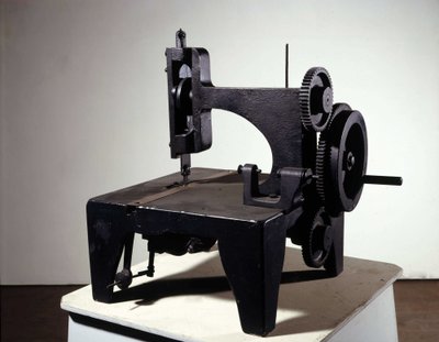Singer dikiş makinesinin ilk modeli. 19. yüzyılın ortaları. by Unknown artist