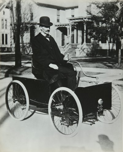 Henri Ford ilk benzinli arabasını 1896
