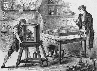 Humphry Davy, alkalileri volta pili ile parçalar. “Album de la Science”da, Éditions Jouvet by Unknown artist