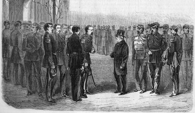 Ocak 1873: Adolphe Thiers (1797-1877), Fransız politikacı, Cumhurbaşkanı, Savaş Bakanı ve General Hartung eşliğinde Ecole Polytechnique