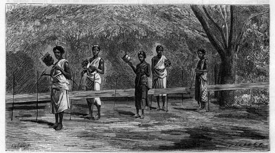 Hint Adalarında Dokuma: çözgü ipliklerinin hazırlanması (çözgü işlemi) 1883 gravürü. “La Nature. Bilimlerin gözden geçirilmesi ve sanat ve endüstriye uygulamaları.” by Unknown artist