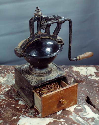 19. yüzyıldan Peugeot kahve değirmeni. by Unknown artist