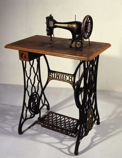 Şarkıcı Dikiş Makinası by Unknown artist