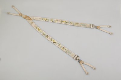 Jartiyer, c.1880, İşlemeli beyaz saten, deri, gümüş, Üretici bilinmiyor by Unknown artist