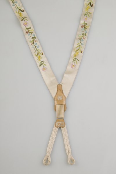 Jartiyer, c.1880, İşlemeli beyaz saten, deri, gümüş, Üretici bilinmiyor by Unknown artist