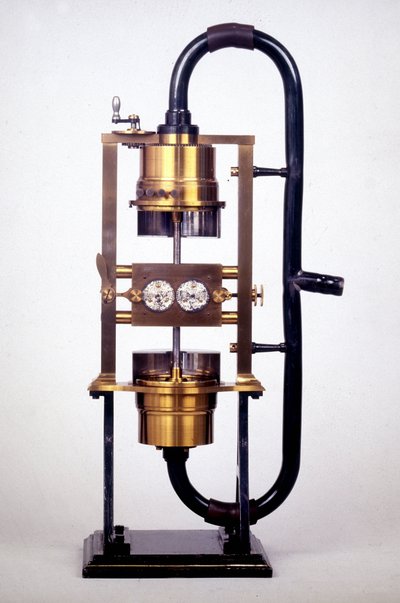 Alman fizikçi ve fizyolog Hermann Ludwig Ferdinand von Helmholtz (1821-1894), işitme mekanizmalarını kapsamlı bir şekilde araştırdı. by Unknown artist