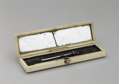 Kürdan Kılıfı, c. 1840-1880 (fildişi, gümüş, aynalı cam, kadife) by Unknown artist