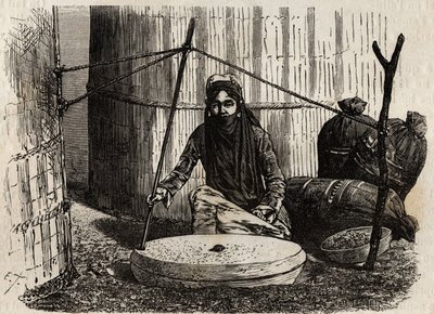 Türkmen kadını tahıl bileme çarkını kullanarak, ustaca bir krank sistemini harekete geçirerek, üstteki taş döner ve bu taşı diğerine sürterek Türkmen diyetinin temelini oluşturan tahılları ekmek, haşlanmış, köfte şeklinde ezer. gravür by Unknown artist