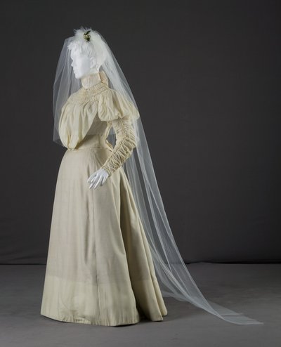 Düğün elbisesi by Unknown artist