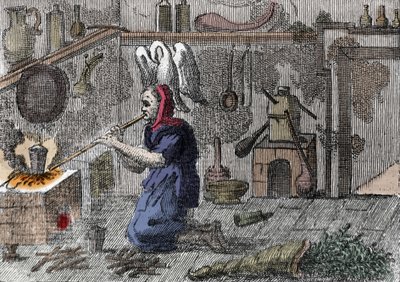 Laboratuvarında sihirli bir iksir hazırlayan bir cadı, sihirli otlarla dolu bir boynuz. 16. yüzyıl gravürü by Unknown artist