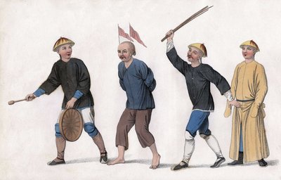 İddianame mahkemeye götürülüyor. Halkın dikkatini çekmek için kafasına kırmızı bayraklar sabitlenir ve bir adam gongu çalar. Gravür, “Çinlilerin Cezaları”, Londra by Unknown artist