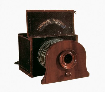 Daguerre'nin kamerası (Jacques Daguerre (1787-1851)) dagerreyotipi yapmak için, Paris. Ulusal Sanat ve El Sanatları Konservatuarı. by Unknown artist
