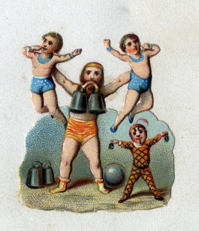 Sirk: Bir alterofil, kaslarının neler yapabileceğini göstermek için dişlerinin arasında bir ağırlık tutarak iki adamı kol mesafesinde kaldırır. 1890 civarında kromolitografi. by Unknown artist