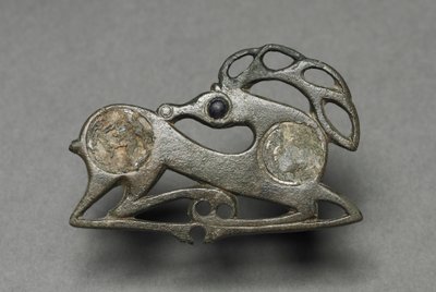 Yaslanmış Geyik Şeklinde Fibula by Unknown artist