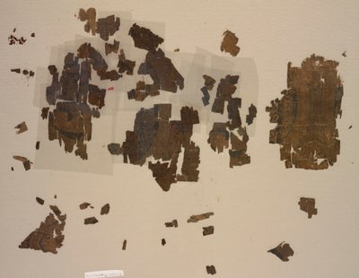 Yuvarlak içinde kanatlı aslan parçaları by Unknown artist