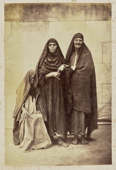 [Üç kadının grup portresi] by Unknown artist