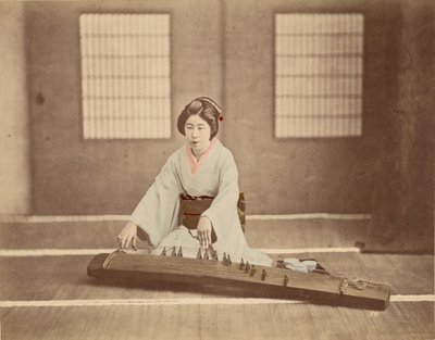 [Koto Çalan Japon Kadın] by Unknown artist