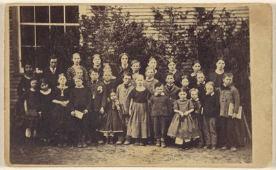 [Öğretmenleriyle birlikte büyük bir grup okul çocuğu, hepsi ayakta] by Unknown artist