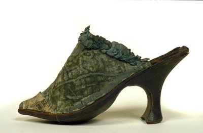 18. yüzyıl kadınları için topuklu ayakkabı modeli. by Unknown artist