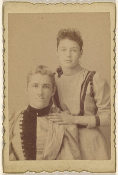 [Anne oturuyor, kızı ayakta] by Unknown artist